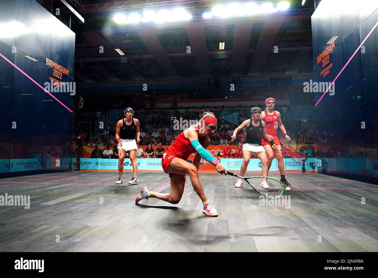 Sarah-Jane Perry et Alison Waters, en Angleterre, en action dans le Squash féminin, ont doublé la médaille d'or contre Amanda Landers-Murphy et Joelle King, en Nouvelle-Zélande, au Centre de hockey et de squash de l'Université de Birmingham, le 11 e jour des Jeux du Commonwealth de 2022 à Birmingham. Date de la photo: Lundi 8 août 2022. Banque D'Images