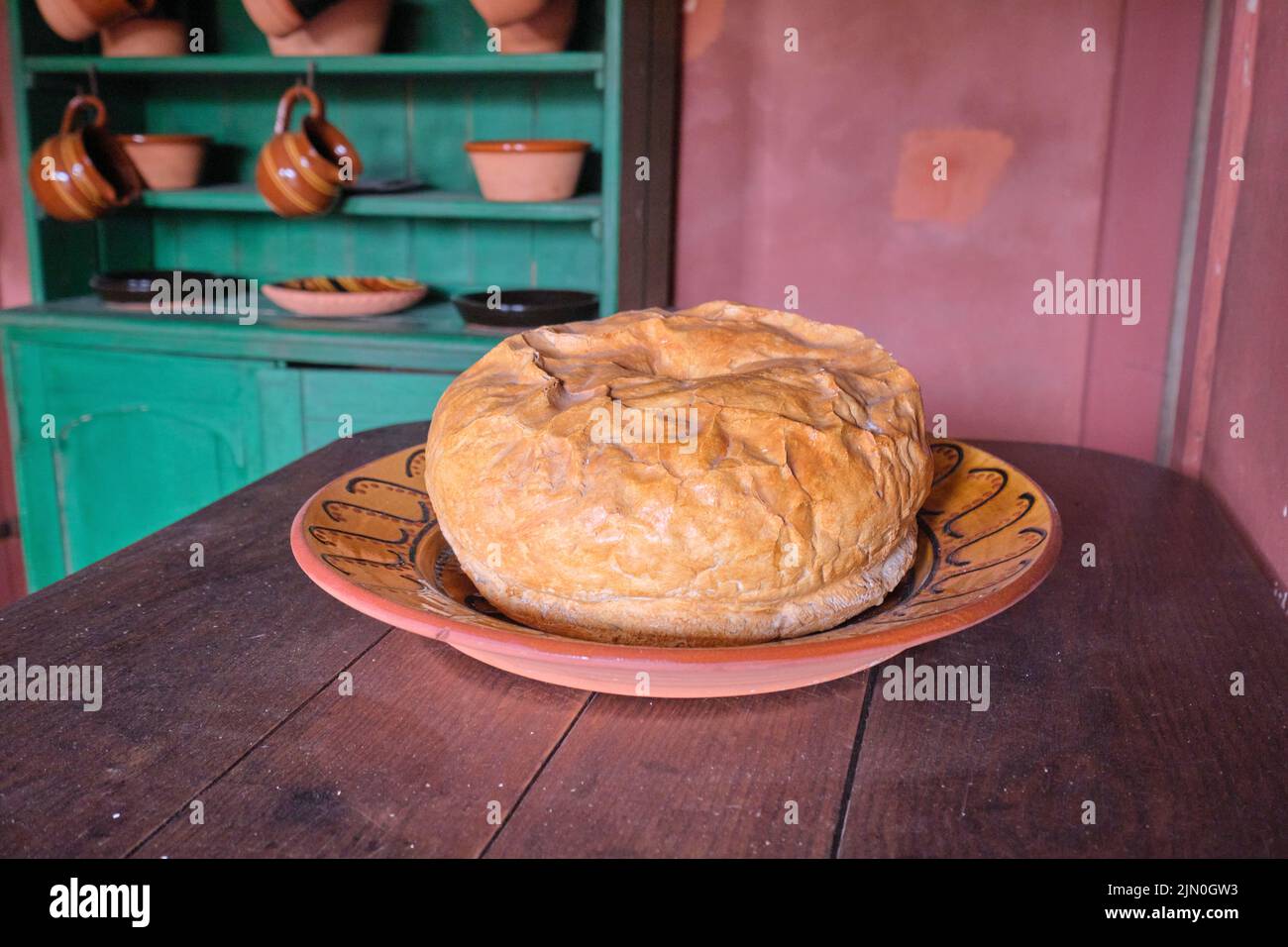 Une fausse imitation d'un grand pain rond de pain cuit maison. Dans une récréation d'une maison de travailleur typique, maison à Blaenavon Ironworks à Bla Banque D'Images