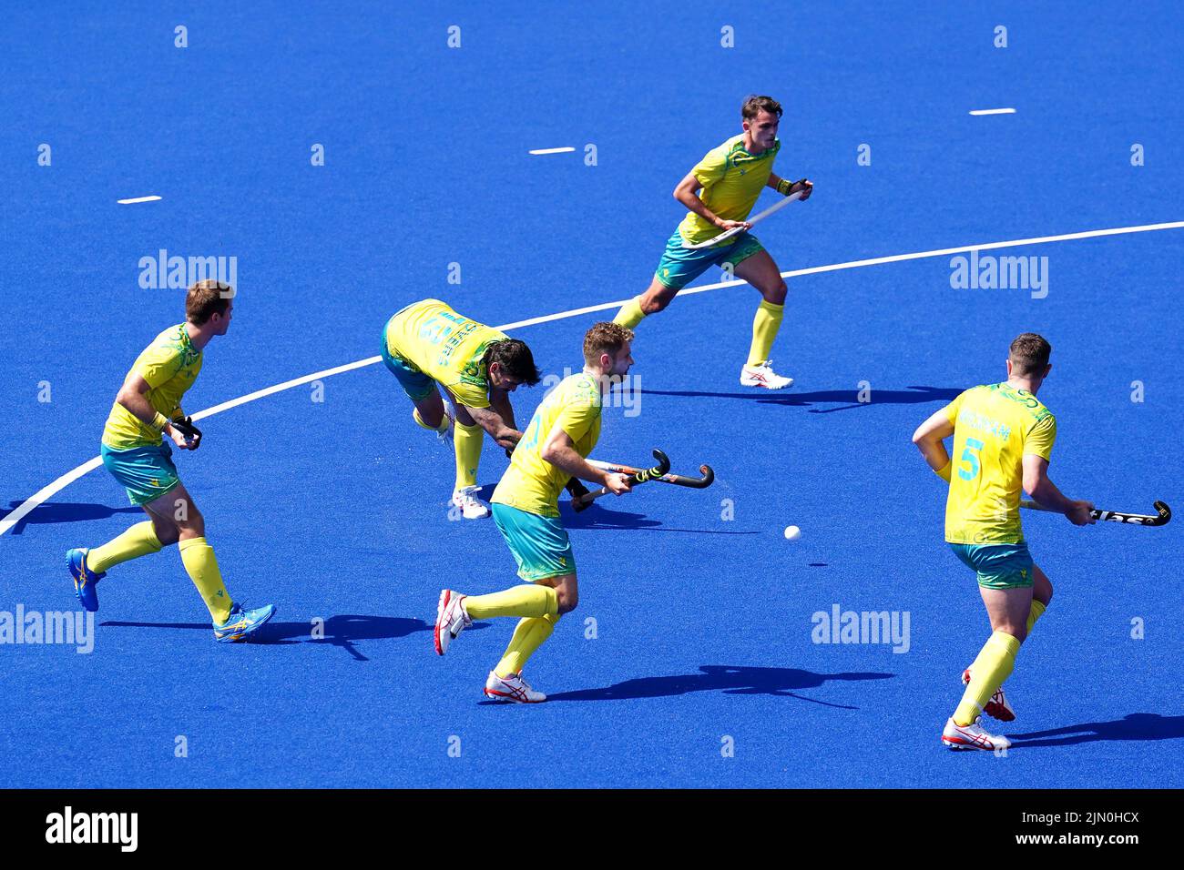 Les Blake Govers d'Australie (deuxième à gauche) ont remporté le premier but de leur partie dans le match de la médaille d'or du hockey masculin contre l'Inde au Centre de hockey et de squash de l'Université de Birmingham le 11 e jour des Jeux du Commonwealth de 2022 à Birmingham. Date de la photo: Lundi 8 août 2022. Banque D'Images