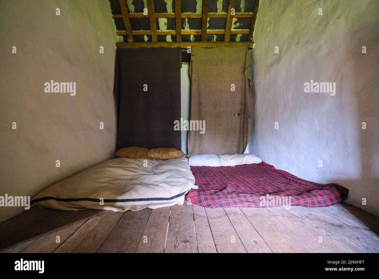 La chambre des travailleurs pauvres avec un petit matelas et pas de lit, dormant au sol nu. Dans une récréation d'une maison de travail typique, maison de travail générique, à Blaena Banque D'Images