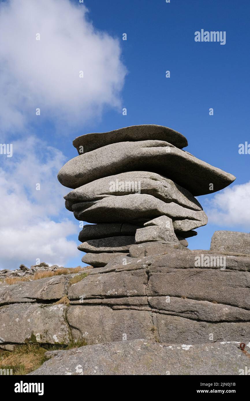 Les imposants rochers de granit empilent le Cheesewring laissé par l'action glaciaire sur la colline de Stowe sur Bodmin Moor dans les Cornouailles. Banque D'Images