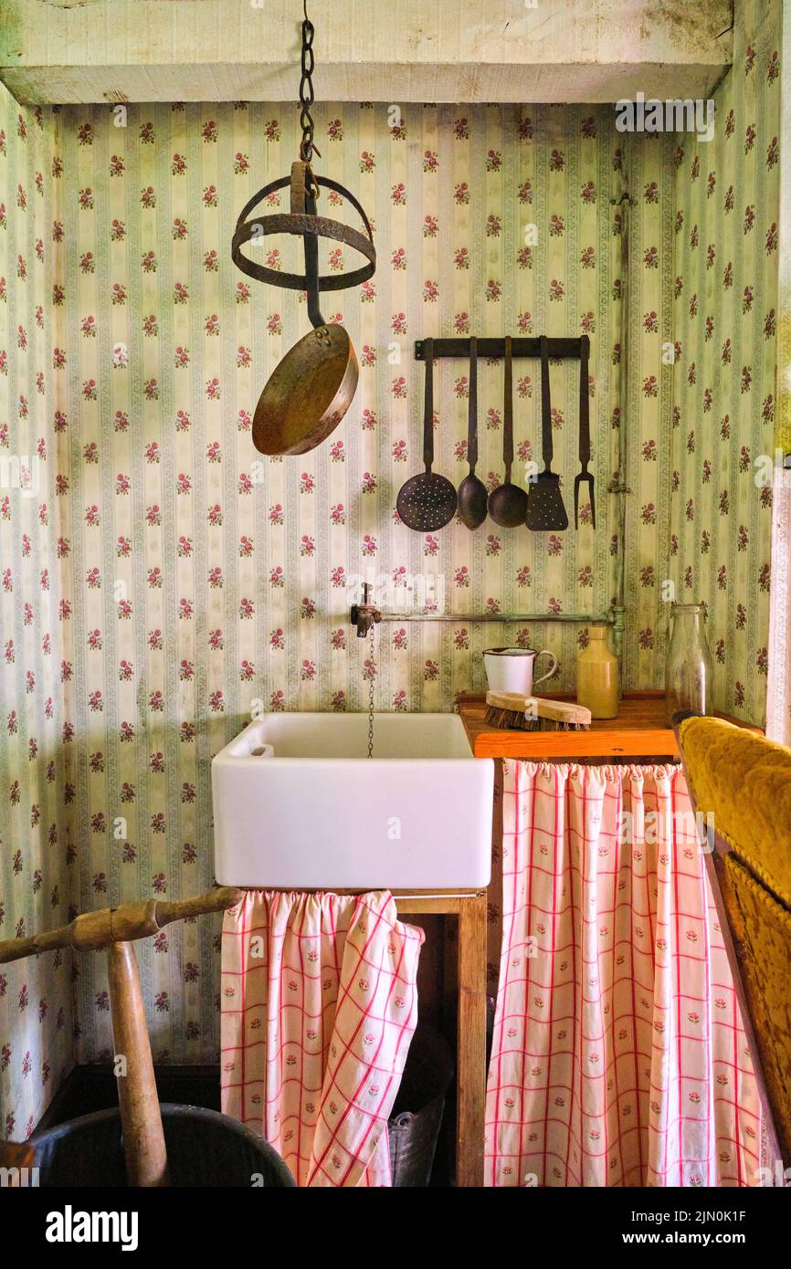 Détail d'une cuisine typique, un simple évier de fermier et un robinet d'eau froide. Dans une récréation d'une maison de travailleur typique, maison de 1927 à B Banque D'Images
