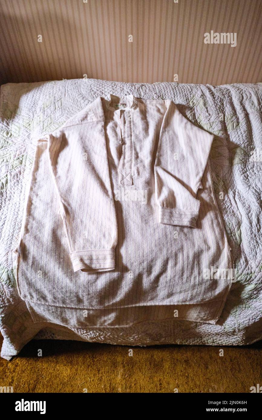 Exemple de chemise de nuit en laine blanc à fines rayures typique. Dans une récréation d'une maison de travailleur typique, maison de 1927 à Blaenavon Ironworks i Banque D'Images