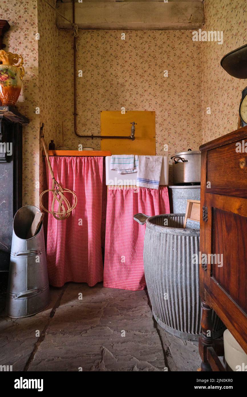 Petite salle de séjour alcôve pour un évier de cuisine de style fermier et un robinet d'eau froide. Dans une récréation d'une maison de travailleur typique, maison de 1944 Banque D'Images