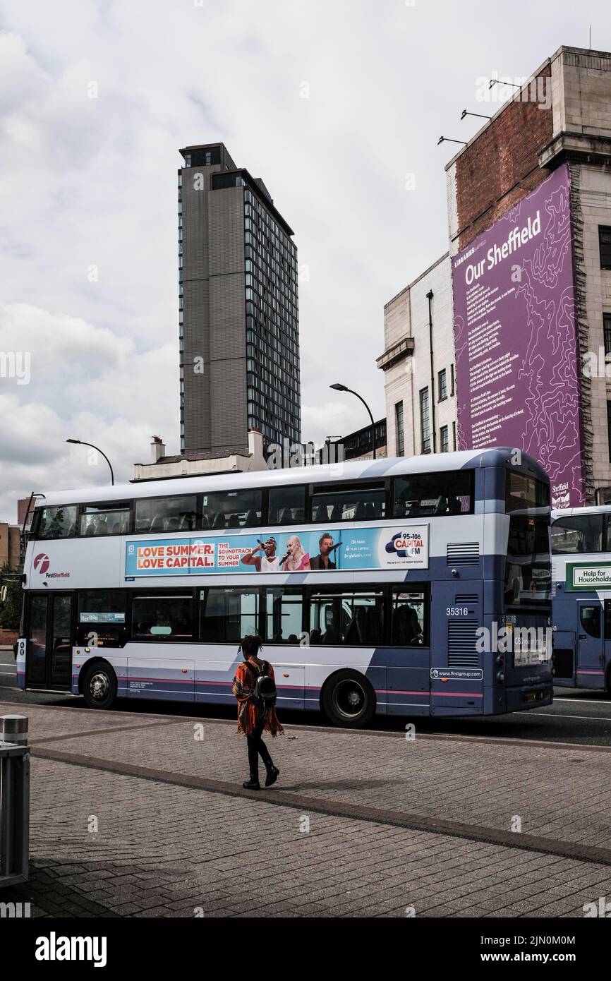 Un bus et un passage piéton devant la bibliothèque centrale de Sheffield et la Tour St Paul sur la porte d'Arundel avec notre poème de Sheffield sur le côté du bâtiment Banque D'Images