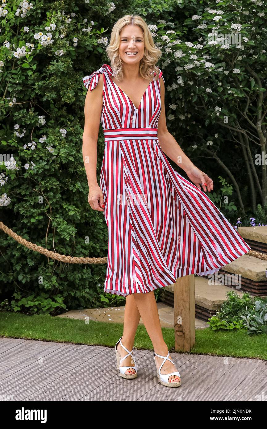 Charlotte Hawkins, présentatrice à la télévision, en robe rayée, Chelsea Flower Show, Londres, Angleterre, Royaume-Uni Banque D'Images