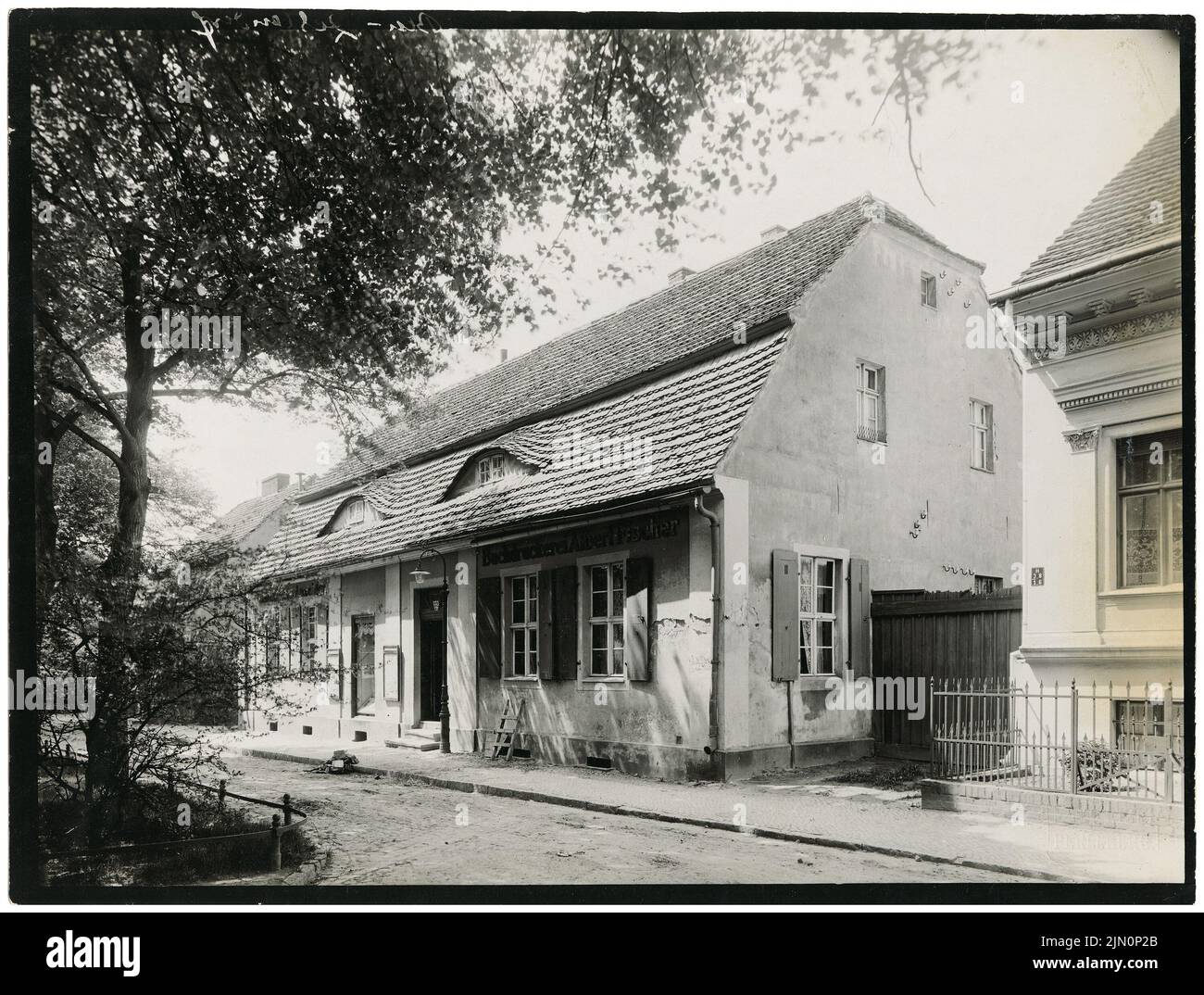 Zeisig Max, Dorfaue Zehlendorf, décomposé avant 1930, Berlin (avant 1930): côté rue (partie droite d'une maison brisée autour de 1960). Photo, 18,3 x 24,1 cm (y compris les bords du scan) Zeisig Max: Dorfaue Zehlendorf, vor 1930 abgebrochenes Haus, Berlin (vor 1930) Banque D'Images