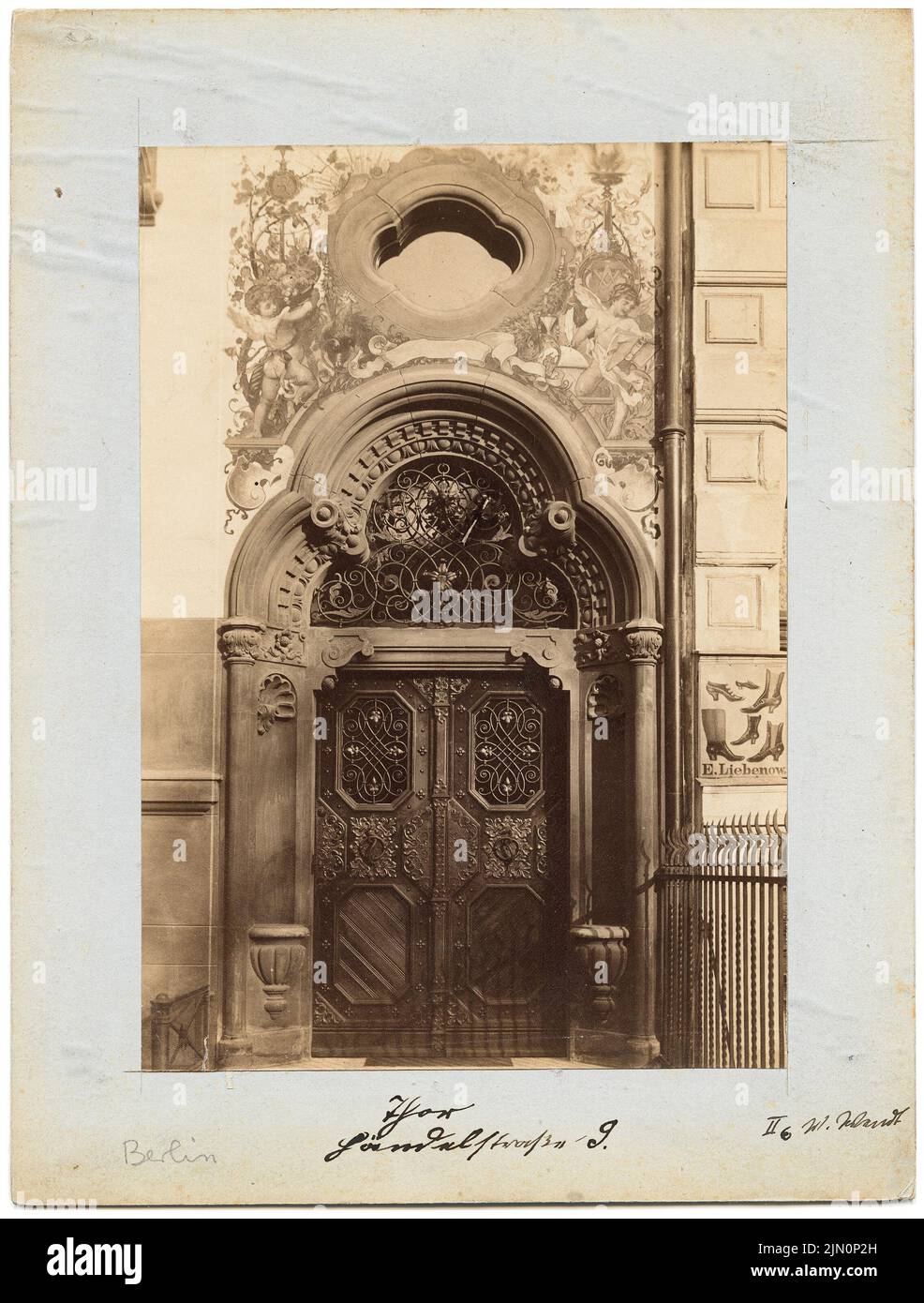 Royal Prussian Measuring Picture, Portal Händelstraße 9, Berlin (sans dat.): Vue. Photo sur carton, 21,3 x 16,1 cm (y compris les bords) Königlich Preußische Messbild-Anstalt: Portal Händelstraße 9, Berlin (ohne DAT.) Banque D'Images