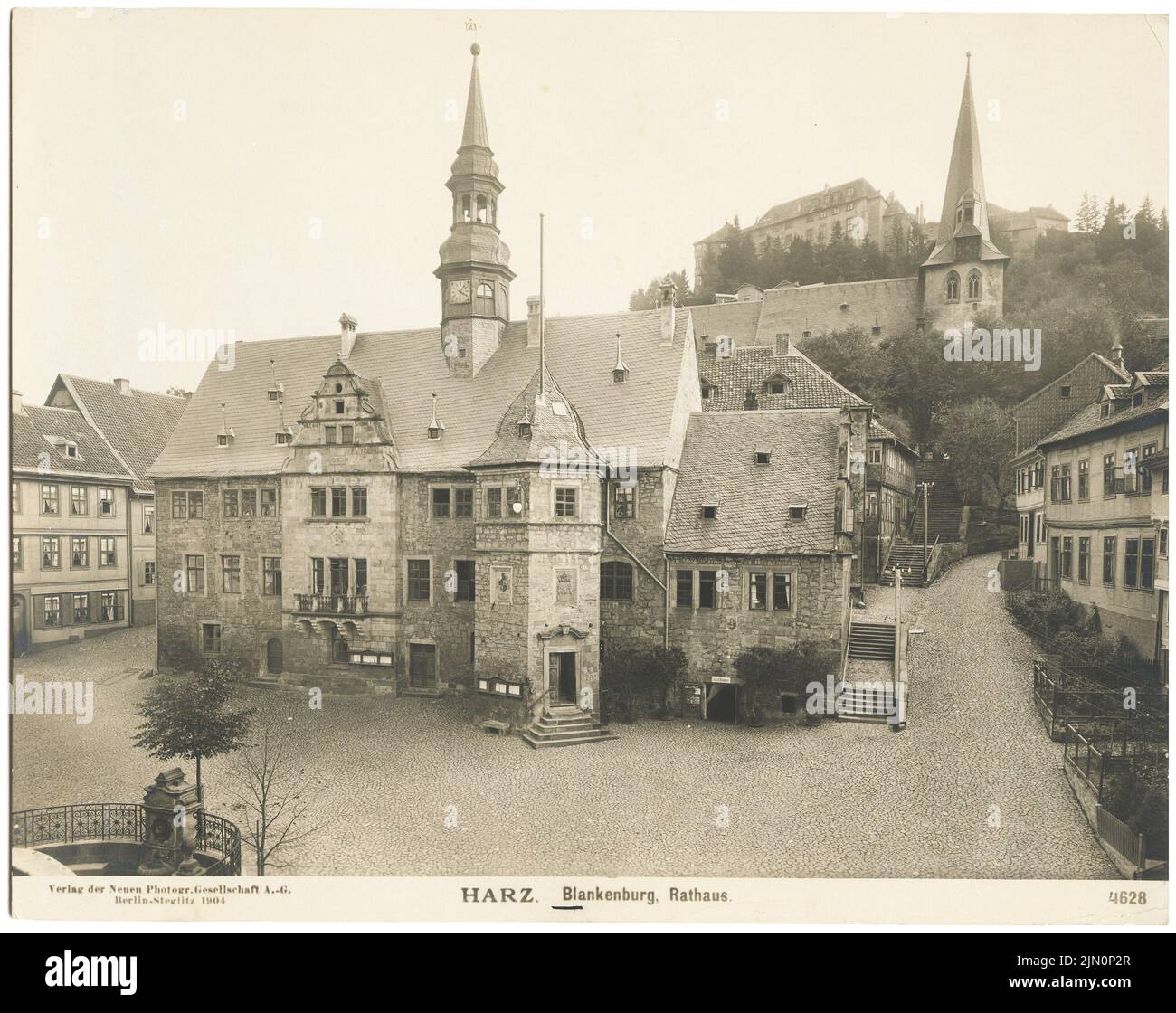 Nouvelle société photographique (NPG), hôtel de ville de Blankenburg (1904) : vue de face du marché avec un château. Photo, 19,5 x 24,6 cm (y compris les bords de numérisation) Neue Photographische Gesellschaft (NPG): Rathaus in Blankenburg (1904) Banque D'Images