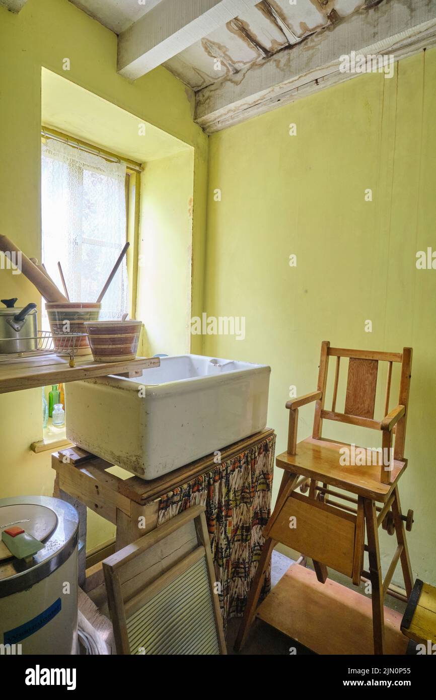 Pour la première fois dans la maison d'un travailleur, une cuisine séparée. Lavabo et chaise haute pour enfants. Dans une récréation d'une maison de travail typique, générique, maison de fro Banque D'Images