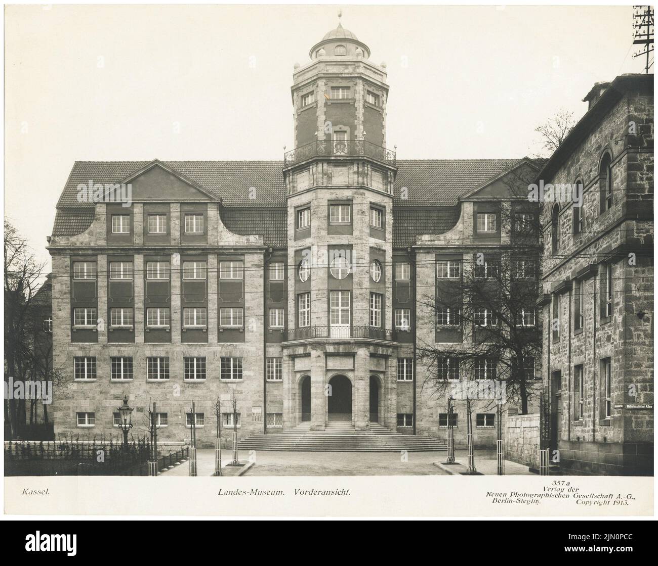 Fischer Theodor (1862-1938), Landesmuseum, Kassel (1913): Vue de face avec le risalite du milieu mentionné ci-dessus et solution portail avec tour. Photo, 19,4 x 24,5 cm (y compris les bords de balayage) Fischer Theodor (1862-1938): Landesmuseum, Kassel (1913) Banque D'Images