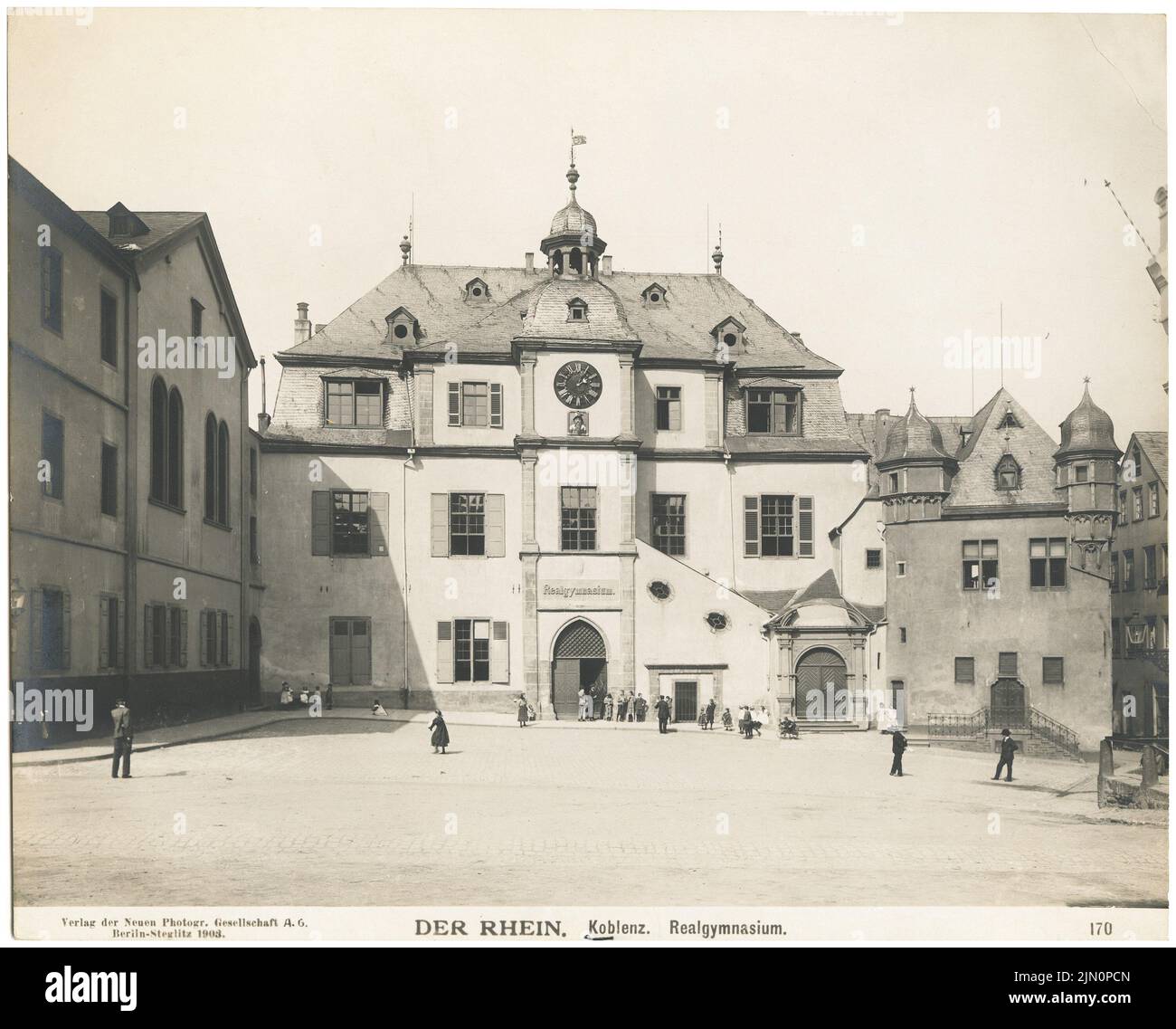 New Photographic Society (NPG), Realgagym, Koblenz (1903): Vue de face de l'ancien grand magasin avec un juge non-compétent (à droite). Photo, 19,8 x 24,5 cm (y compris les bords de balayage) Neue Photographische Gesellschaft (NPG): Realgagym, Koblenz (1903) Banque D'Images