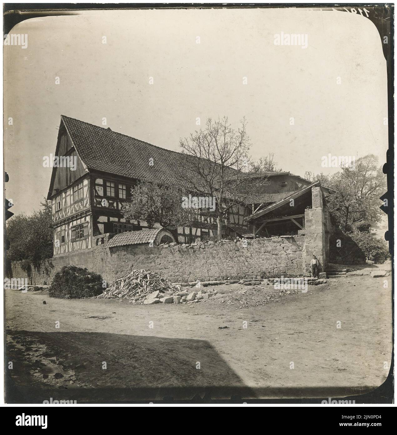 Royal Prussian Measuring Picture, fortifié Hof, Kühndorf (1910): Vue extérieure du mur et maison à colombages de la rue. Photo, 20,4 x 19,9 cm (y compris les bords de balayage) Königlich Preußische Messbild-Anstalt: Befestigter Hof, Kühndorf (1910) Banque D'Images