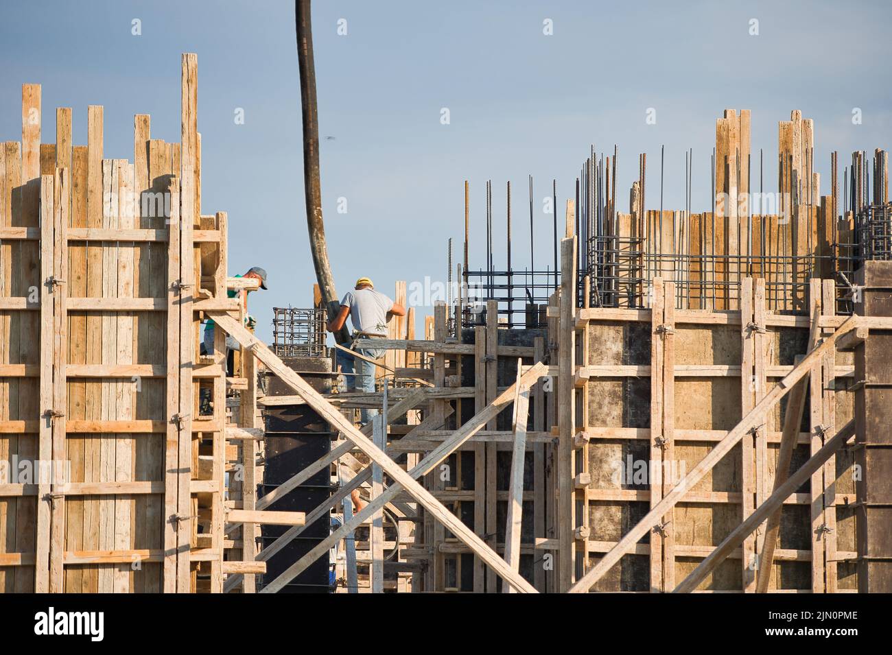 chantier de construction, construction d'appartements avec des ouvriers de construction qui travaillent dur Banque D'Images