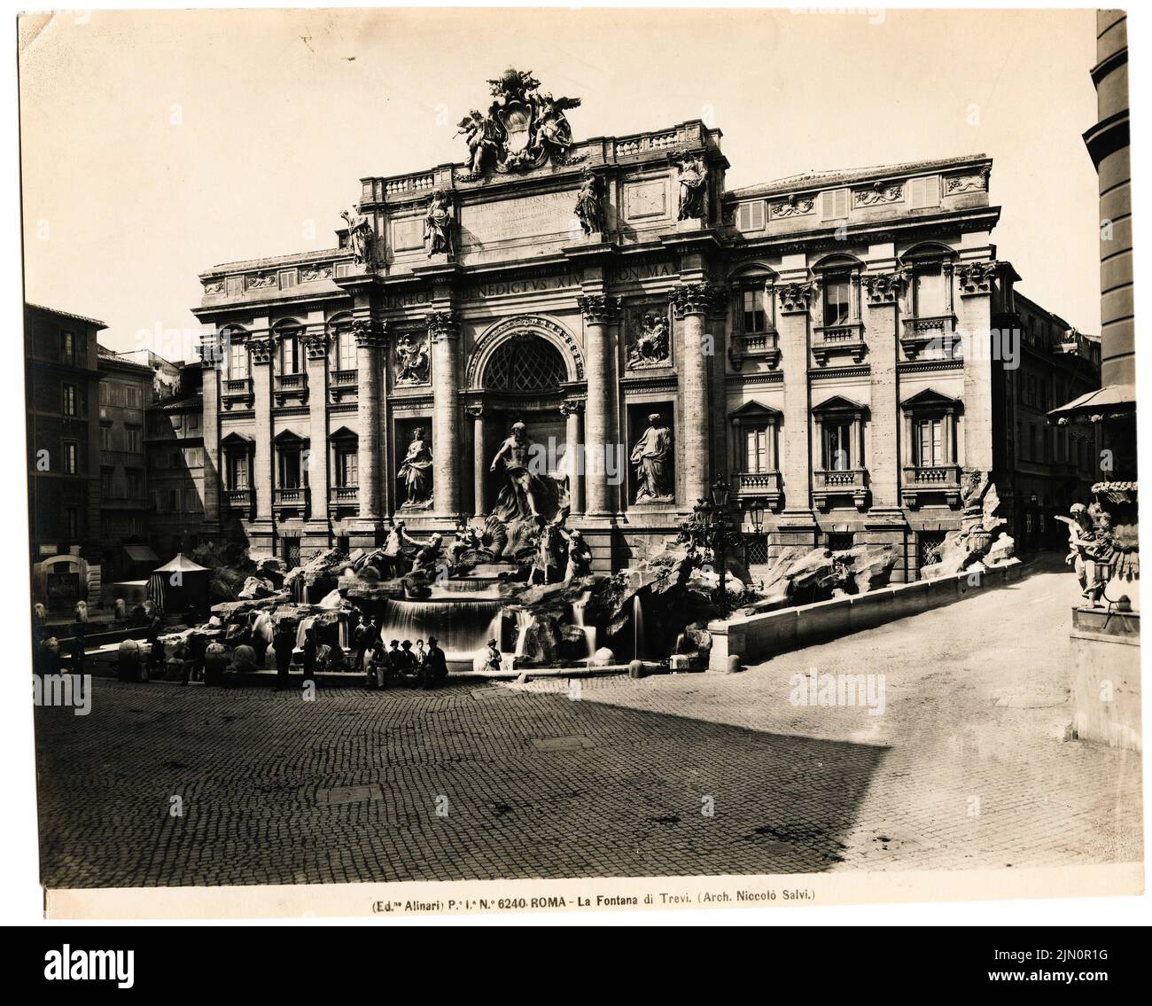 Salvi Niccolo (1697-1751), Fontana di Trevi, Rome (sans dat.): Vue sur les Brunns Trevi, qui a été achevé en 1762, devant le Palazzo poli sur la Piazza del Quirinale sur la base d'un dessin L. Berninis. Photo, 20,5 x 25,5 cm (y compris les bords de balayage) Salvi Niccolo (1697-1751): Fontana di Trevi, ROM (ohne DAT.) Banque D'Images