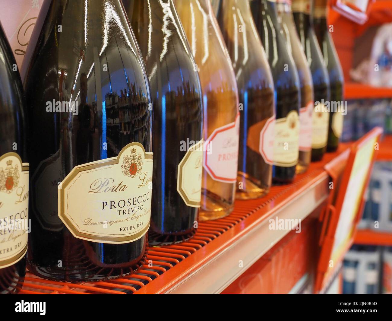 Rangée de bouteilles de Prosecco Trévise sur une étagère dans un supermarché Spar Banque D'Images