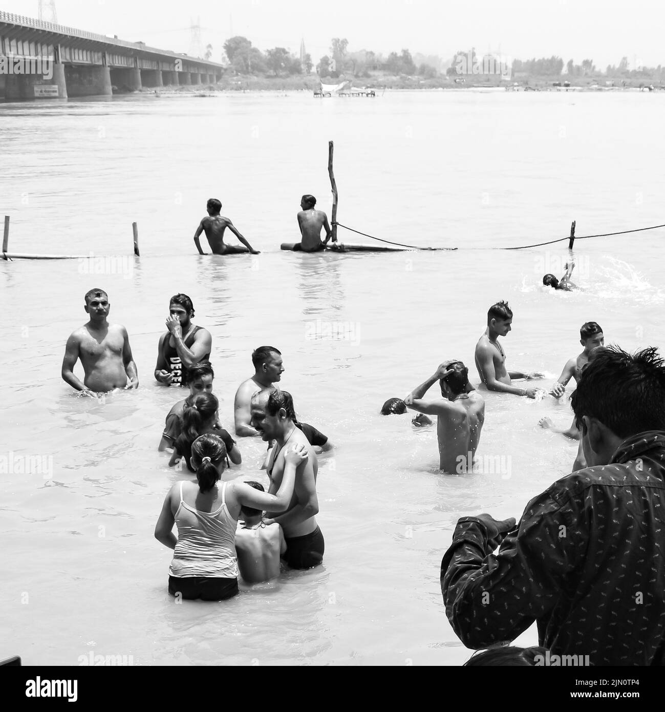 Garh Mukteshwar, UP, Inde, 11 juin 2022 - les gens prennent un bain Saint à l'occasion de Nirjala Ekadashi, Une vue de Garh Ganga Brij Ghat qui est très Banque D'Images Garh Mukteshwar, UP, Inde, 11 juin 2022 - les gens prennent un bain Saint à l'occasion de Nirjala Ekadashi, Une vue de Garh Ganga Brij Ghat qui est très Banque D'Images