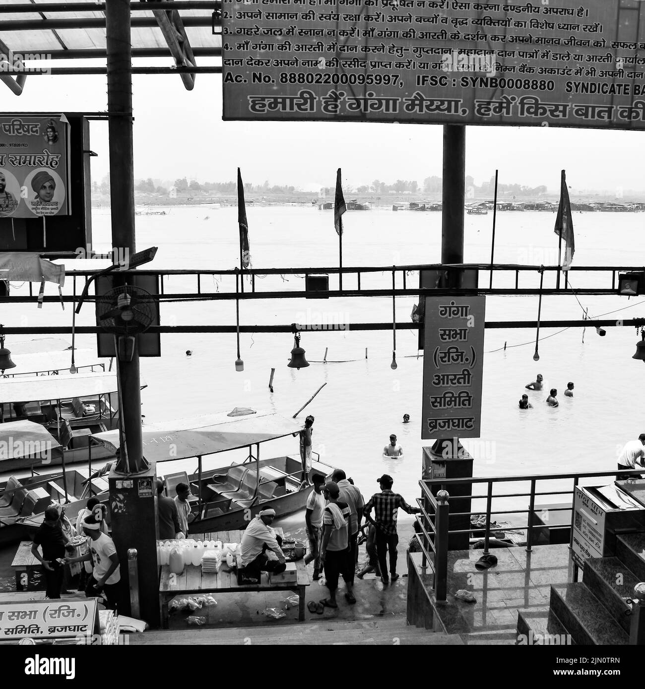 Garh Mukteshwar, UP, Inde, 11 juin 2022 - les gens prennent un bain Saint à l'occasion de Nirjala Ekadashi, Une vue de Garh Ganga Brij Ghat qui est très Banque D'Images Garh Mukteshwar, UP, Inde, 11 juin 2022 - les gens prennent un bain Saint à l'occasion de Nirjala Ekadashi, Une vue de Garh Ganga Brij Ghat qui est très Banque D'Images