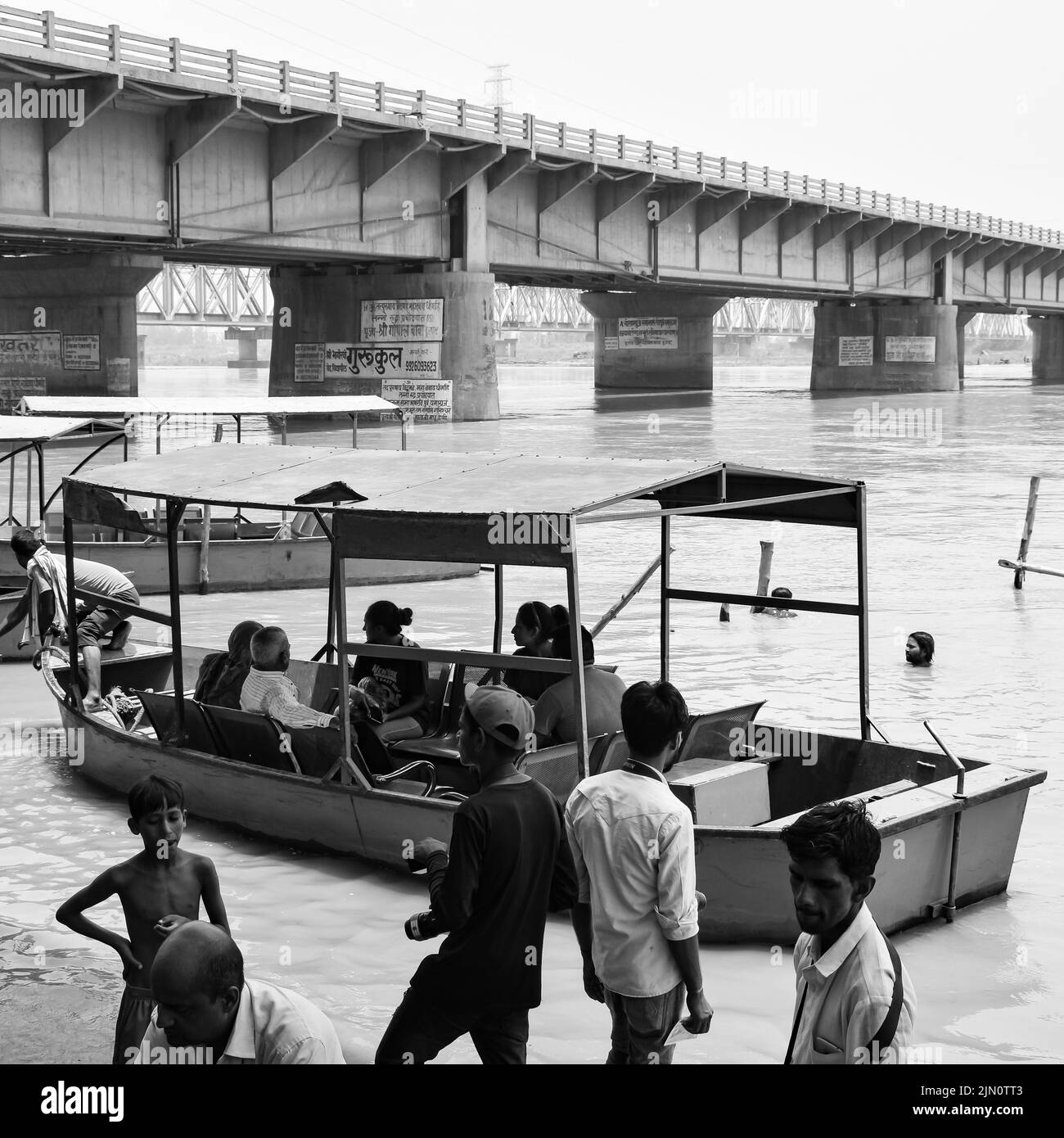 Garh Mukteshwar, UP, Inde, 11 juin 2022 - les gens prennent un bain Saint à l'occasion de Nirjala Ekadashi, Une vue de Garh Ganga Brij Ghat qui est très Banque D'Images Garh Mukteshwar, UP, Inde, 11 juin 2022 - les gens prennent un bain Saint à l'occasion de Nirjala Ekadashi, Une vue de Garh Ganga Brij Ghat qui est très Banque D'Images