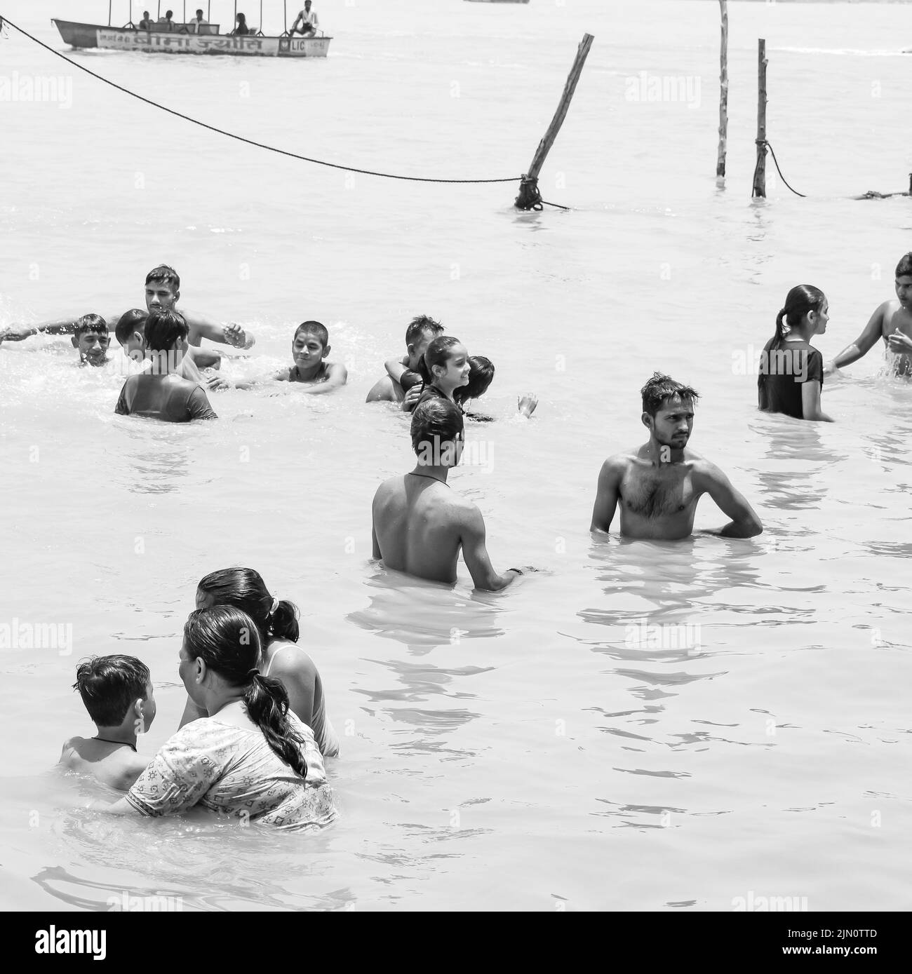 Garh Mukteshwar, UP, Inde, 11 juin 2022 - les gens prennent un bain Saint à l'occasion de Nirjala Ekadashi, Une vue de Garh Ganga Brij Ghat qui est très Banque D'Images Garh Mukteshwar, UP, Inde, 11 juin 2022 - les gens prennent un bain Saint à l'occasion de Nirjala Ekadashi, Une vue de Garh Ganga Brij Ghat qui est très Banque D'Images