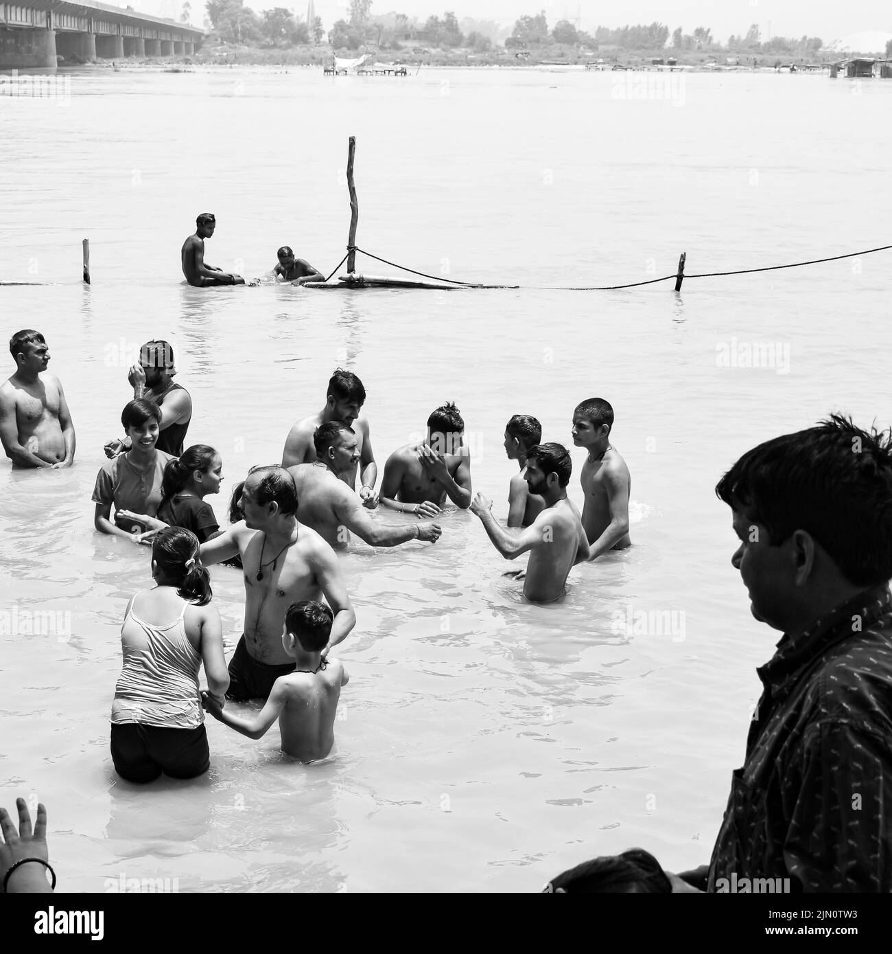 Garh Mukteshwar, UP, Inde, 11 juin 2022 - les gens prennent un bain Saint à l'occasion de Nirjala Ekadashi, Une vue de Garh Ganga Brij Ghat qui est très Banque D'Images Garh Mukteshwar, UP, Inde, 11 juin 2022 - les gens prennent un bain Saint à l'occasion de Nirjala Ekadashi, Une vue de Garh Ganga Brij Ghat qui est très Banque D'Images