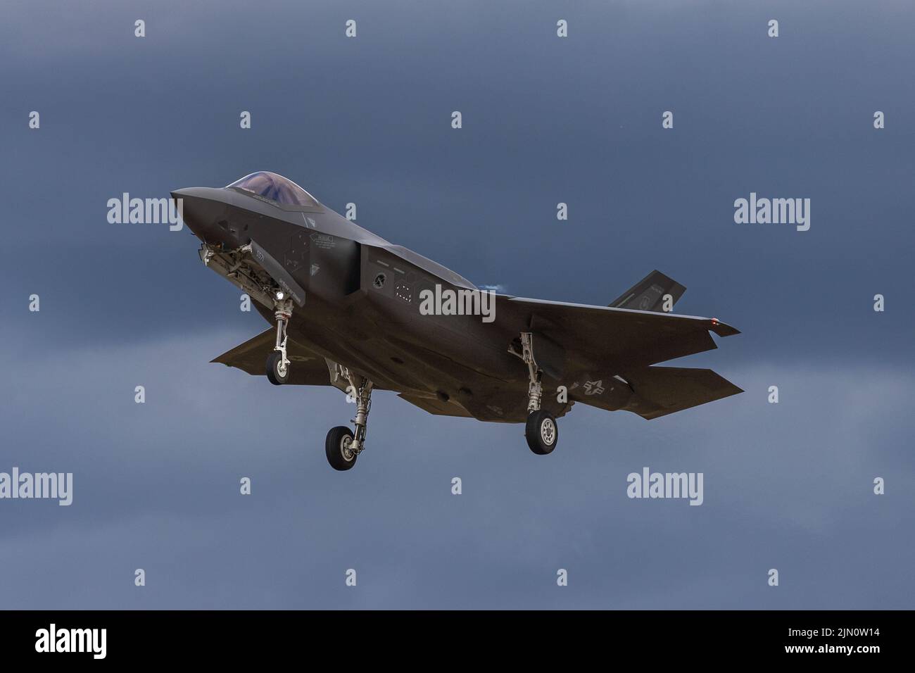Lockheed Martin F-35A Lightning II vu sur le point d'atterrir à RAF Lakenheath, Suffolk. Pris le 3rd août 2022. Banque D'Images