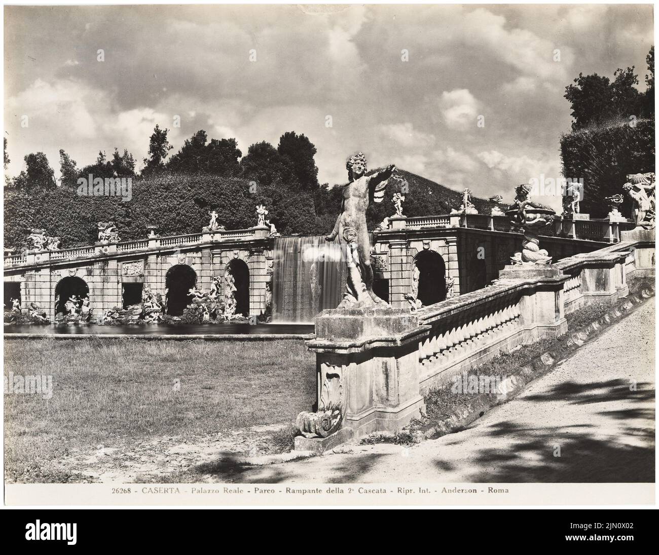 Photographe inconnu, Palazzo Real à Caserta (sans dat.): Rampante della 2. Cascata. Photo sur carton, 20,2 x 26,2 cm (y compris les bords de numérisation) Unbek. Fotograf : Palazzo Reale à Caserta (ohne DAT.) Banque D'Images
