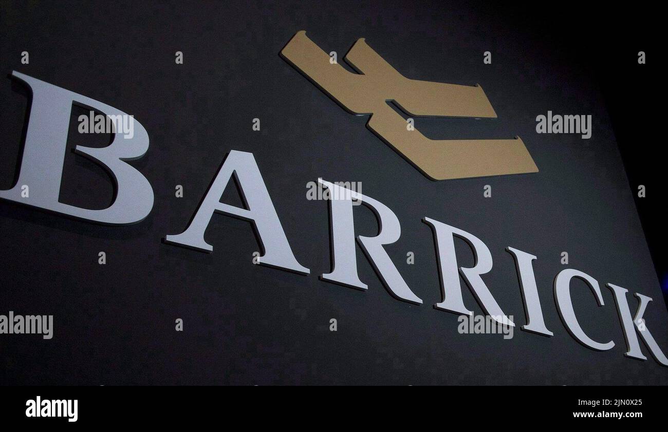Barrick Gold Corp. A enregistré un bénéfice de 488 millions de dollars américains au deuxième trimestre, en hausse de près de 19 % par rapport à 411 millions de dollars américains au trimestre correspondant de l'an dernier. Le logo Barrick Gold est visible lors de l'assemblée générale annuelle de la compagnie à Toronto, mardi, 28 avril 2015. LA PRESSE CANADIENNE/Nathan Denette Banque D'Images
