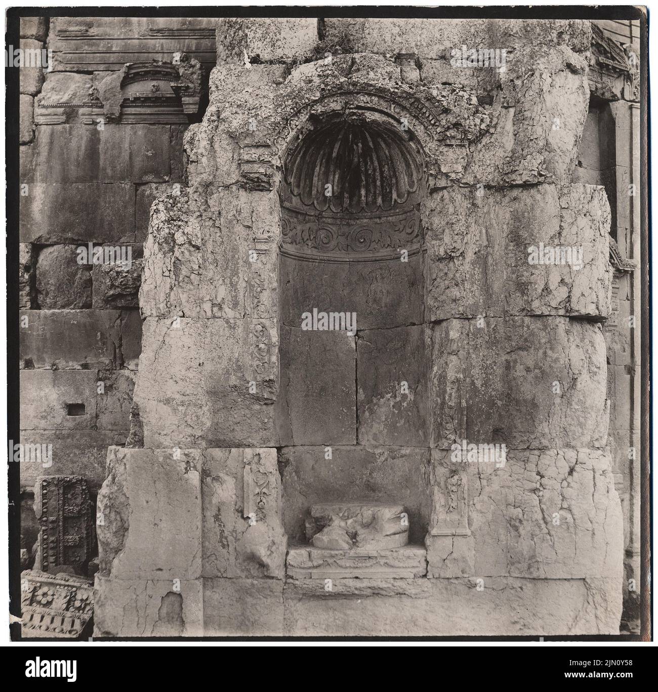 Photographe inconnu, figure niche à Baalbek (sans dat.): Vue. Photo, 20 x 20,3 cm (y compris les bords de numérisation) Unbek. Fotograf : Figurennische in Baalbek (ohne DAT.) Banque D'Images