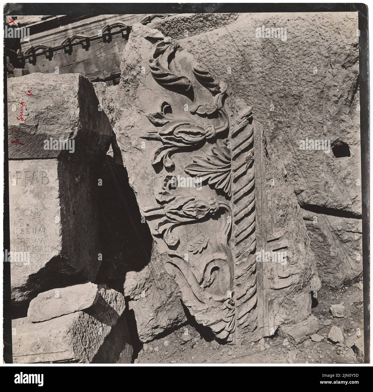 Photographe inconnu, SIMA d'un temple grec à Baalbek (sans date): Vue. Photo, 20 x 20,3 cm (y compris les bords de numérisation) Unbek. Fotograf : SIMA eines griechischen Tempels in Baalbek (ohne DAT.) Banque D'Images