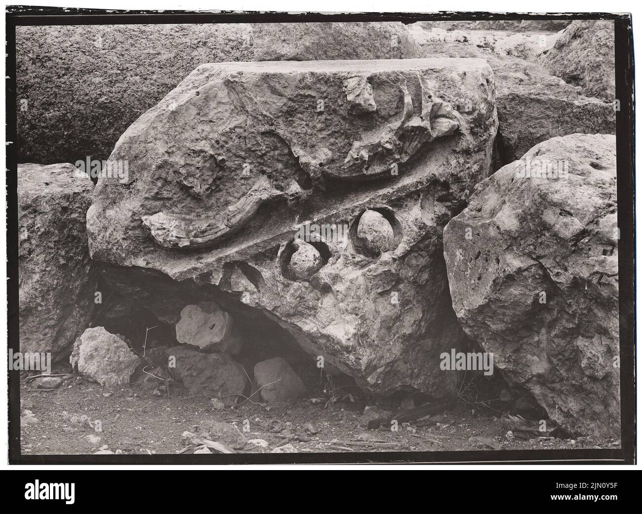 Photographe inconnu, fragment de faisceau à Baalbek (sans dat.): Vue. Photo, 13,4 x 18,3 cm (y compris les bords de numérisation) Unbek. Fotograf : Gebälkfragment in Baalbek (ohne DAT.) Banque D'Images