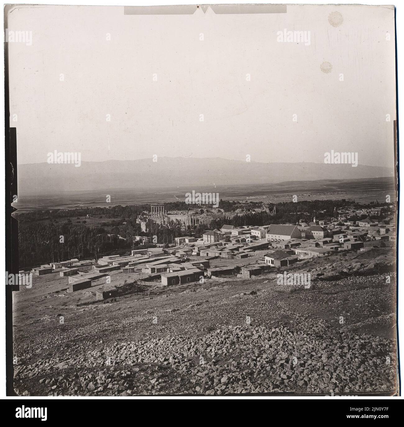 Photographe inconnu, paysage avec peuplement et ruines à Baalbek (sans date): Contenu du plan N.N. détecté. Photo, 20,2 x 20,4 cm (y compris les bords de numérisation) Unbek. Fotograf : Landschaft mit Siedlung und Ruinen in Baalbek (ohne DAT.) Banque D'Images Photographe inconnu, paysage avec peuplement et ruines à Baalbek (sans date): Contenu du plan N.N. détecté. Photo, 20,2 x 20,4 cm (y compris les bords de numérisation) Unbek. Fotograf : Landschaft mit Siedlung und Ruinen in Baalbek (ohne DAT.) Banque D'Images
