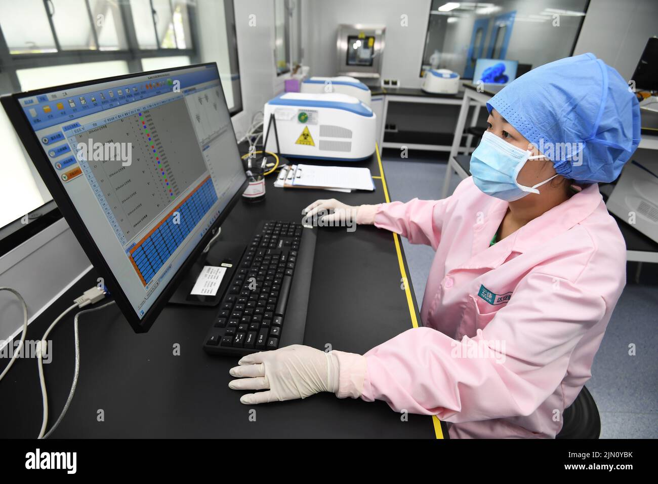 GUIYANG, CHINE - le 8 AOÛT 2022 - le personnel du laboratoire analyse et examine les résultats par l'intermédiaire d'un système de PCR fluorescent à Guiyang, province de Guizhou, en Chine, en Ontario Banque D'Images