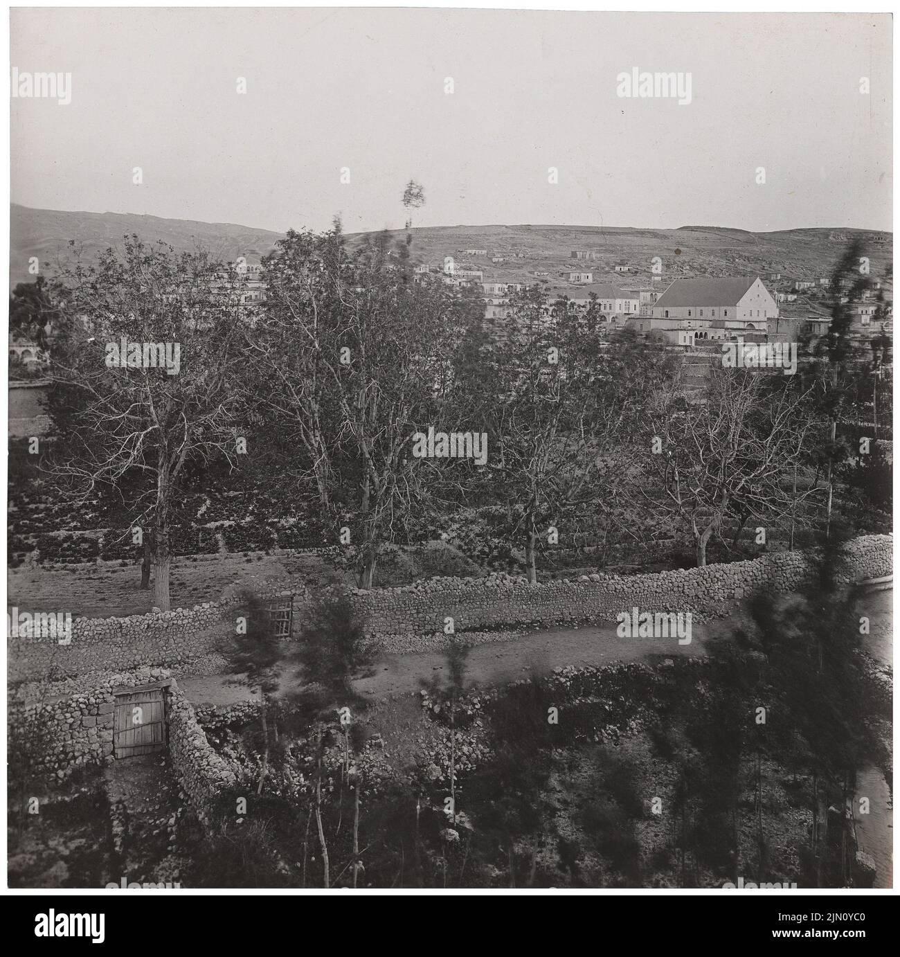 Photographe inconnu, colonie et ruines à Baalbek (sans date): Contenu du plan N.N. détecté. Photo, 19,3 x 19,4 cm (y compris les bords de numérisation) Unbek. Fotograf : Siedlung und Ruinen in Baalbek (ohne DAT.) Banque D'Images Photographe inconnu, colonie et ruines à Baalbek (sans date): Contenu du plan N.N. détecté. Photo, 19,3 x 19,4 cm (y compris les bords de numérisation) Unbek. Fotograf : Siedlung und Ruinen in Baalbek (ohne DAT.) Banque D'Images