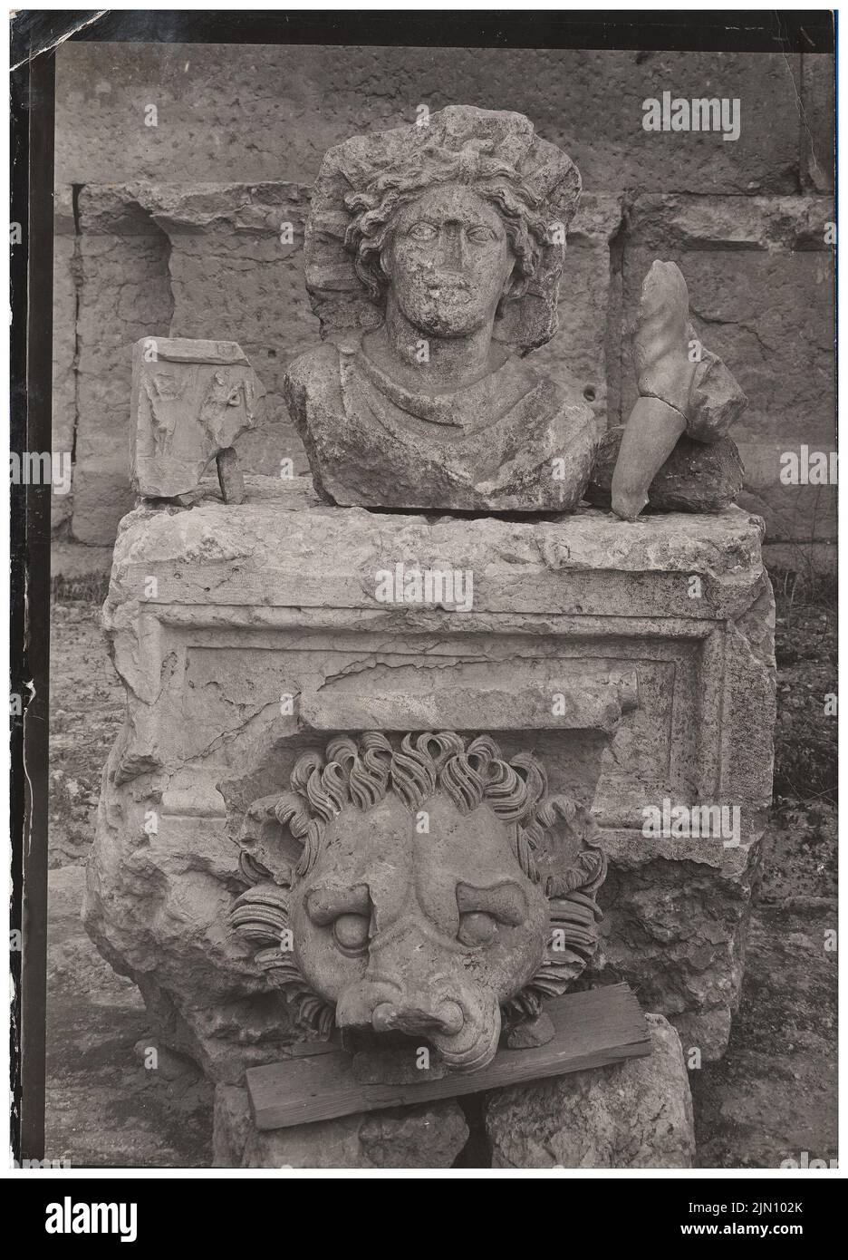 Photographe inconnu, fragments de relief et rendement en eau à Baalbek (sans dat.): Voir. Photo, 18,2 x 13,1 cm (y compris les bords de numérisation) Unbek. Fotograf : Relieffragmente und Wasserspeier in Baalbek (ohne DAT.) Banque D'Images