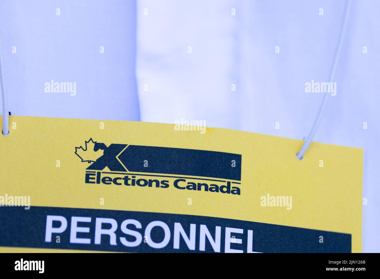 Le logo d'élections Canada est affiché en gros plan sur l'insigne personnel d'un employé du bureau de scrutin d'élections Canada. Banque D'Images