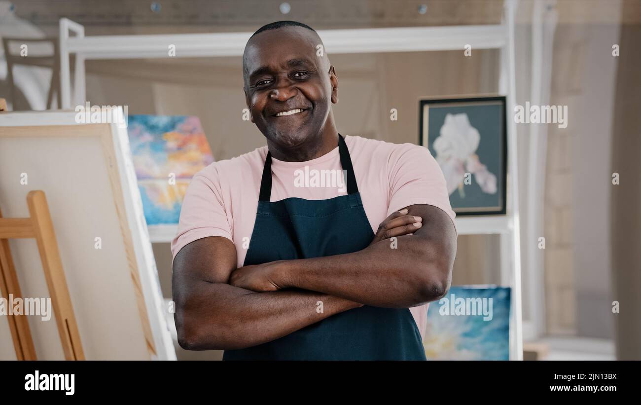 Portrait gros plan homme heureux vieux 50s peintre professeur d'art afro-américain heureux aîné âgé d'âge moyen homme artiste talentueux créateur pose Banque D'Images