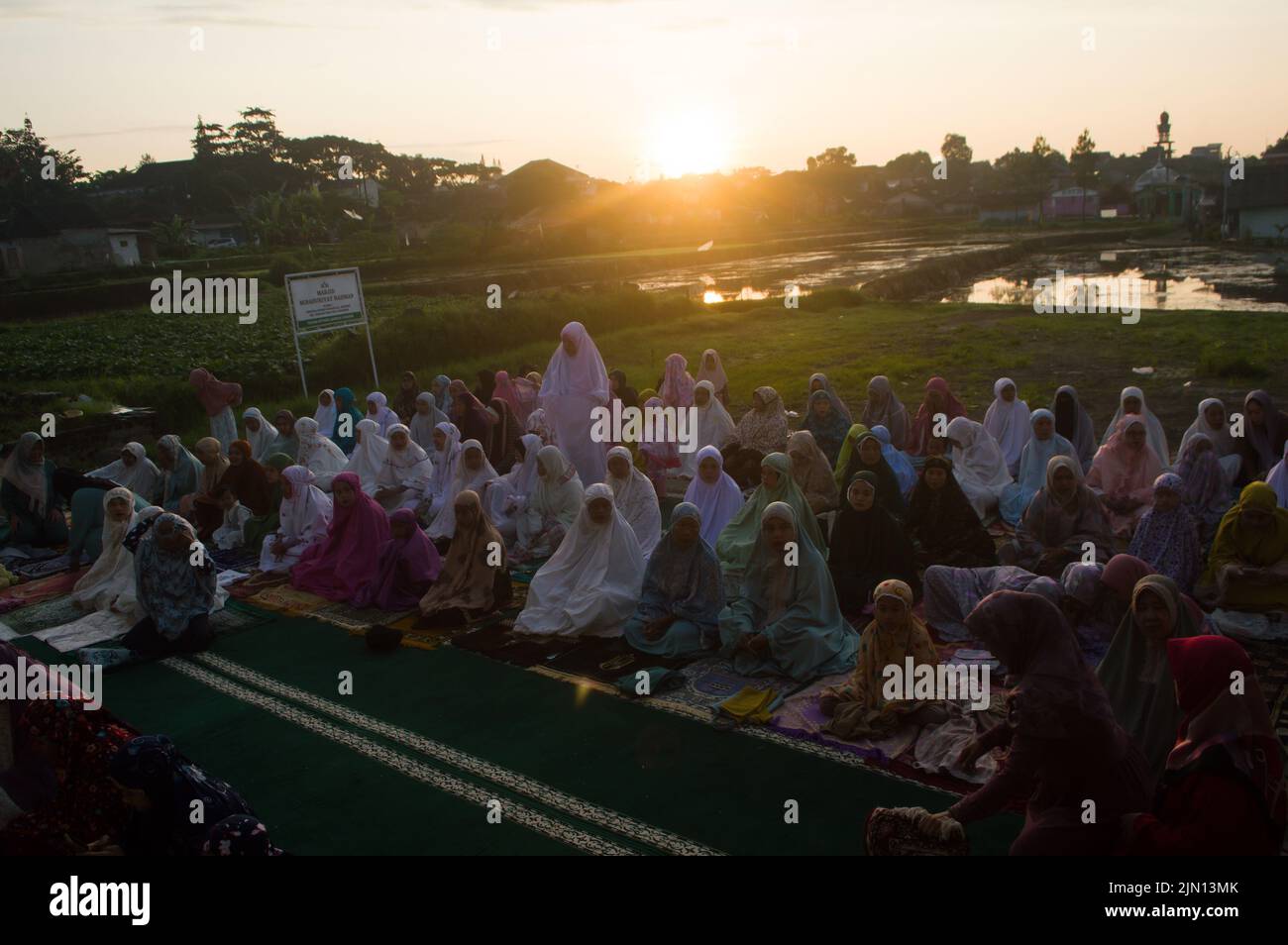 Beaucoup de personnes se sont rassemblées pour des activités de prière d'Eid à Sukabumi, en Indonésie Banque D'Images