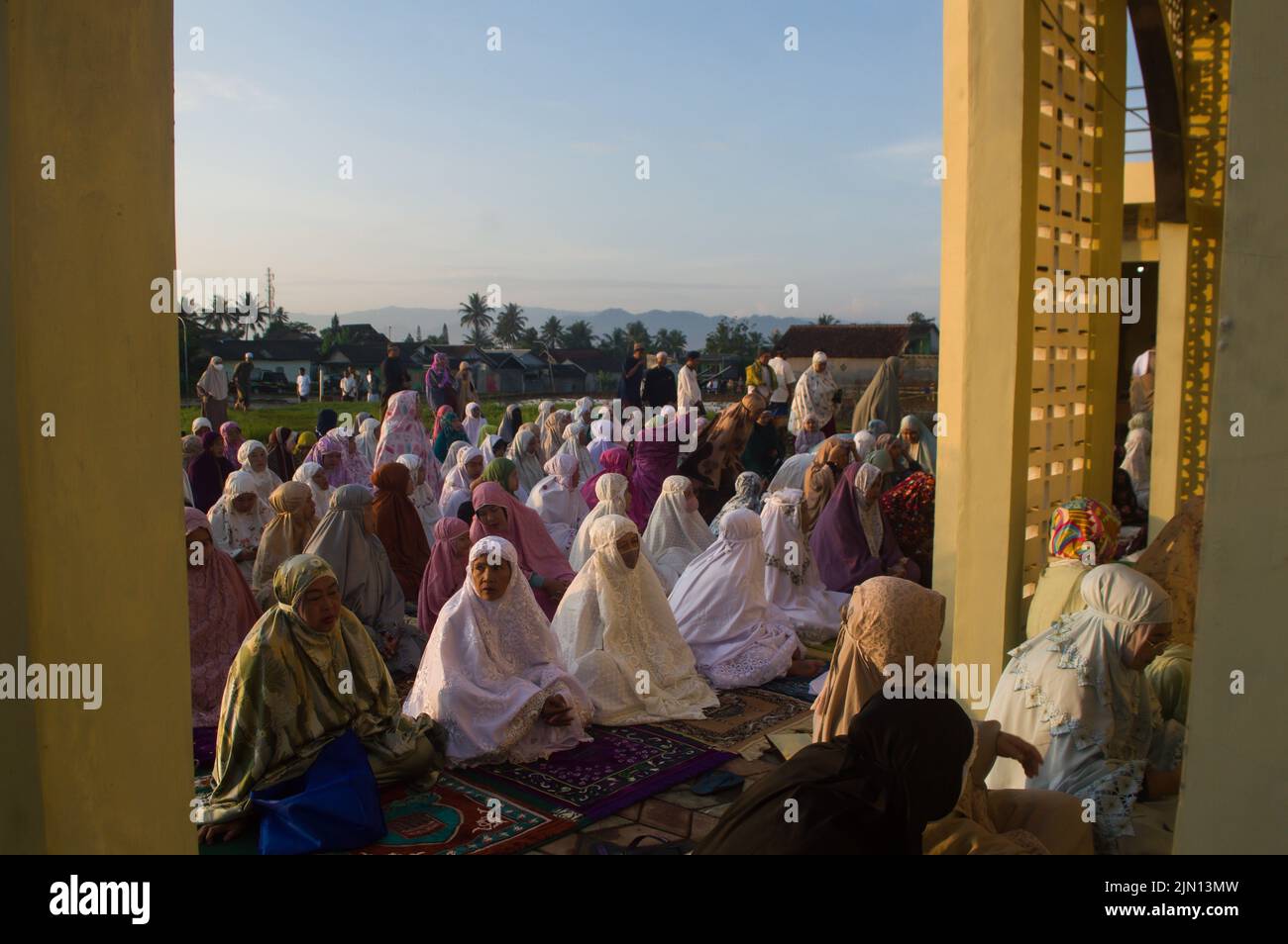 Beaucoup de personnes se sont rassemblées pour des activités de prière d'Eid à Sukabumi, en Indonésie Banque D'Images