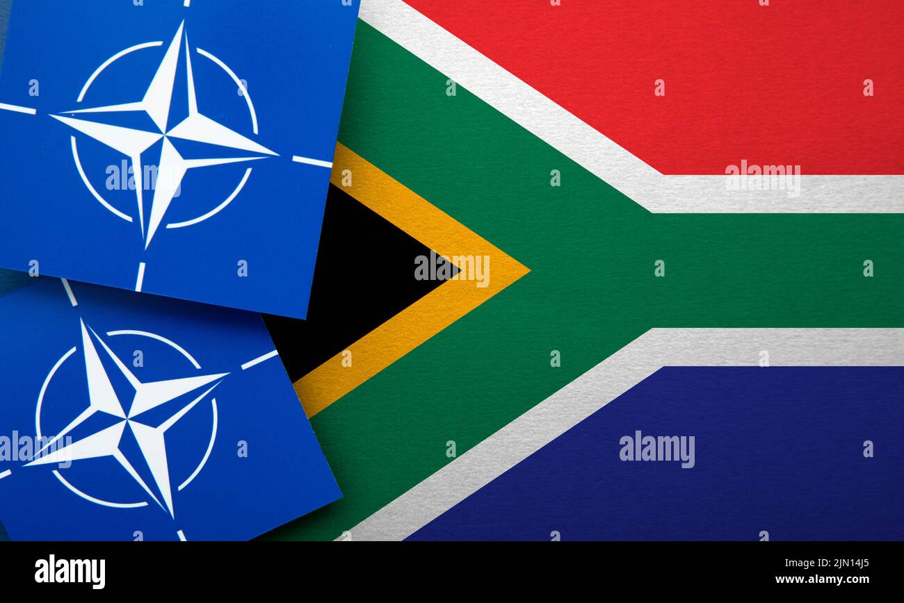 LONDRES, Royaume-Uni - août 2022 : logo de l'alliance militaire de l'Organisation du Traité de l'Atlantique Nord de l'OTAN sur un drapeau de l'Afrique du Sud Banque D'Images