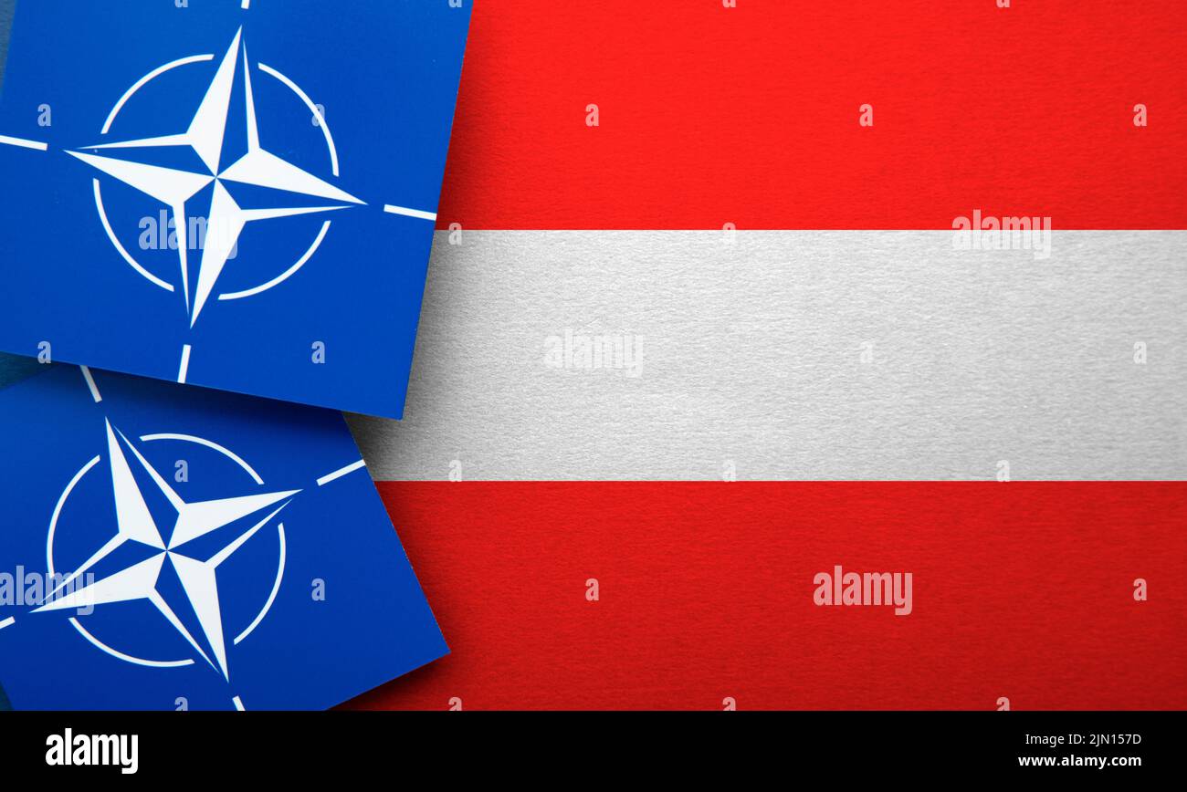 LONDRES, Royaume-Uni - août 2022 : logo de l'alliance militaire de l'Organisation du Traité de l'Atlantique Nord de l'OTAN sur un drapeau autrichien Banque D'Images
