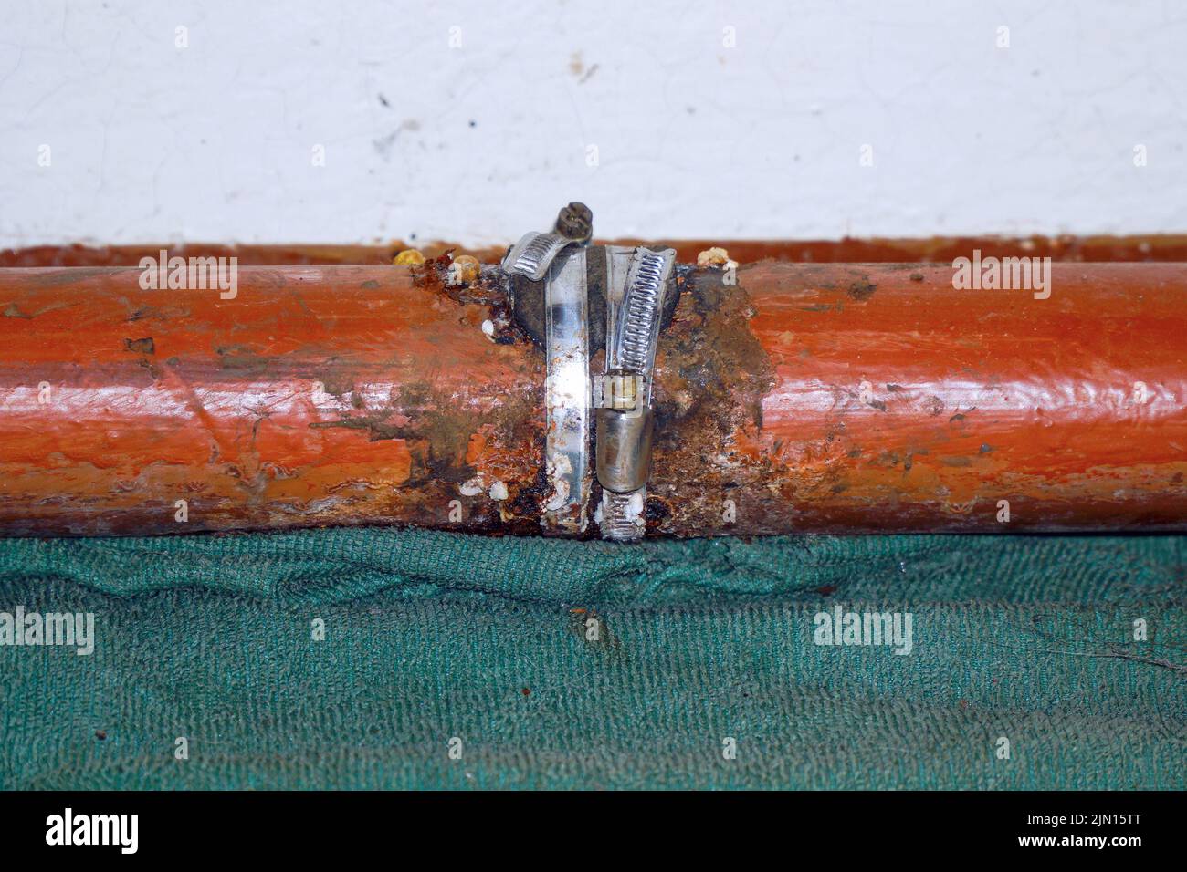 Fixer le raccord sur un tuyau d'eau qui fuit. Mise au point sélective Banque D'Images