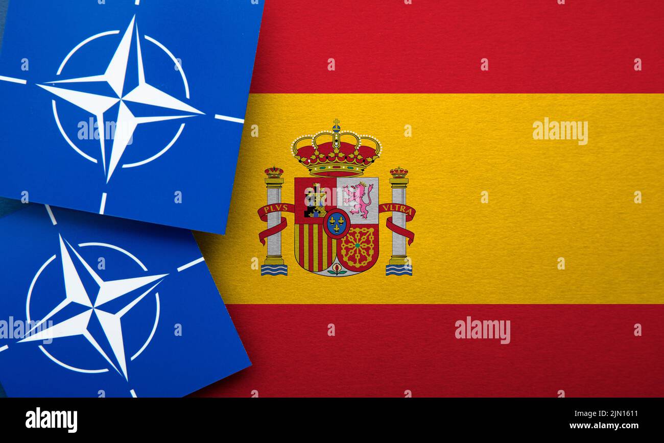 LONDRES, Royaume-Uni - août 2022 : logo de l'alliance militaire de l'Organisation du Traité de l'Atlantique Nord de l'OTAN sur un drapeau espagnol Banque D'Images