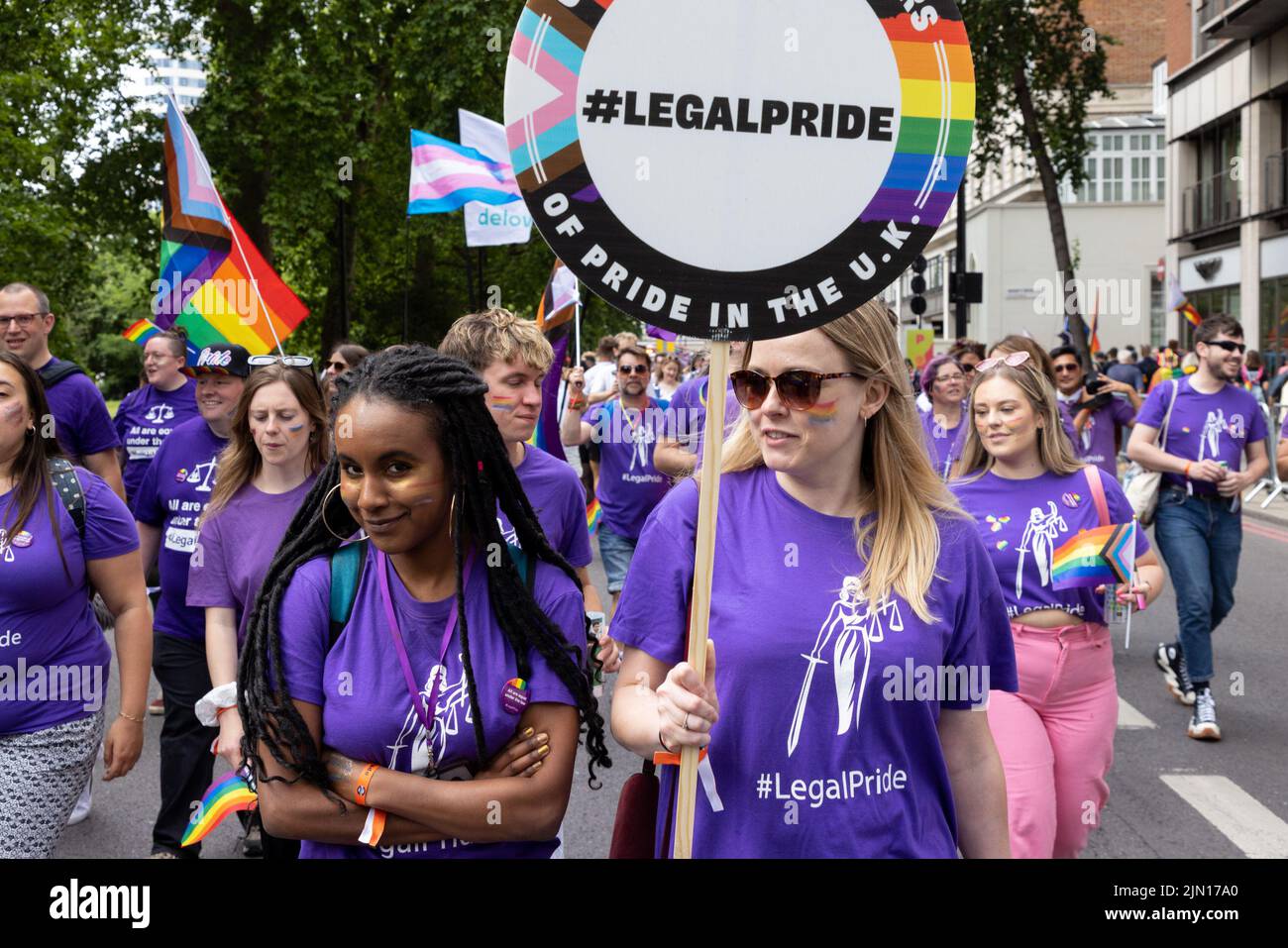 London Pride 2022 : les gais et lesbiennes du secteur juridique défilent ensemble, englobant le Barreau, le Barreau, CILEX, les barristers, etc Banque D'Images