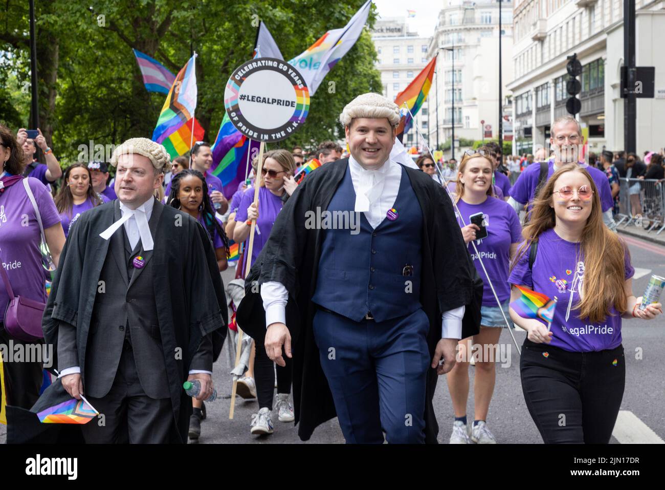 Les barristers défilent dans le bloc juridique de la London Pride 2022, vêtus de robes et de perruques traditionnelles Banque D'Images