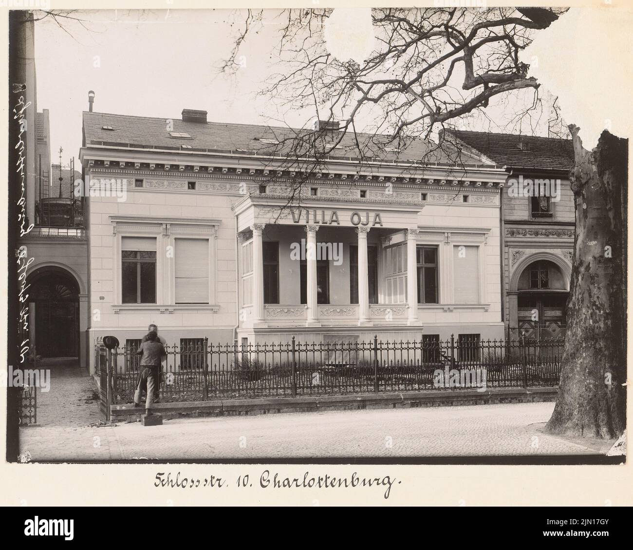 N.N., Landhaus Schlossstraße 6, Berlin-Charlottenburg. (Depuis : Julius Kohte, Alt-Berlin, les bâtiments de Berlin et Charlottenburg, enregistrés en 1907-1914) (env 1860) : vue. Photo sur papier, 19,4 x 24,3 cm (y compris les bords de numérisation) N. : Landhaus Schlossstraße 10, Berlin-Charlottenburg. (AUS: Julius Kohte, Alt-Berlin, Bauwerke in Berlin und Charlottenburg, aufgenommen 1907-1914) Banque D'Images