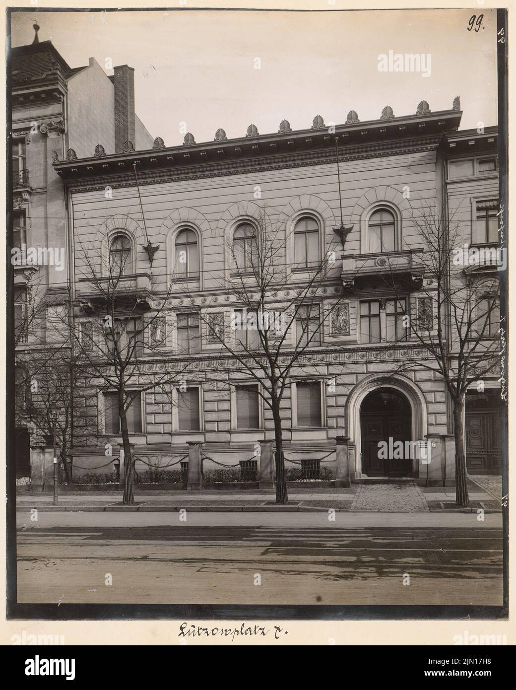 Mörner Georg J. W. von (1826-1907), immeuble résidentiel de Mörner sur Lützowplatz, Berlin-Tiergarten. (De: Julius Kohte, Alt-Berlin, bâtiments à Berlin et Charlottenburg, enregistré en 1907-1914) (1873): Vue. Photo sur papier, 30,6 x 24,5 cm (y compris les bords de balayage) Mörner Georg J. W. von (1826-1907): Wohnhaus Mörner am Lützowplatz, Berlin-Tiergarten. (AUS: Julius Kohte, Alt-Berlin, Bauwerke in Berlin und Charlottenburg, aufgenommen 1907-1914) Banque D'Images