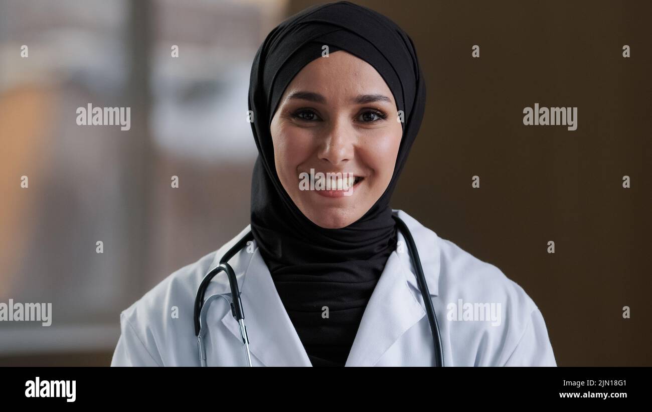 Bonne musulmane femme médecin arabian fille femme praticien conseiller dans hijab regarder la webcam parler à distance vidéo consultation en ligne utilisation Banque D'Images