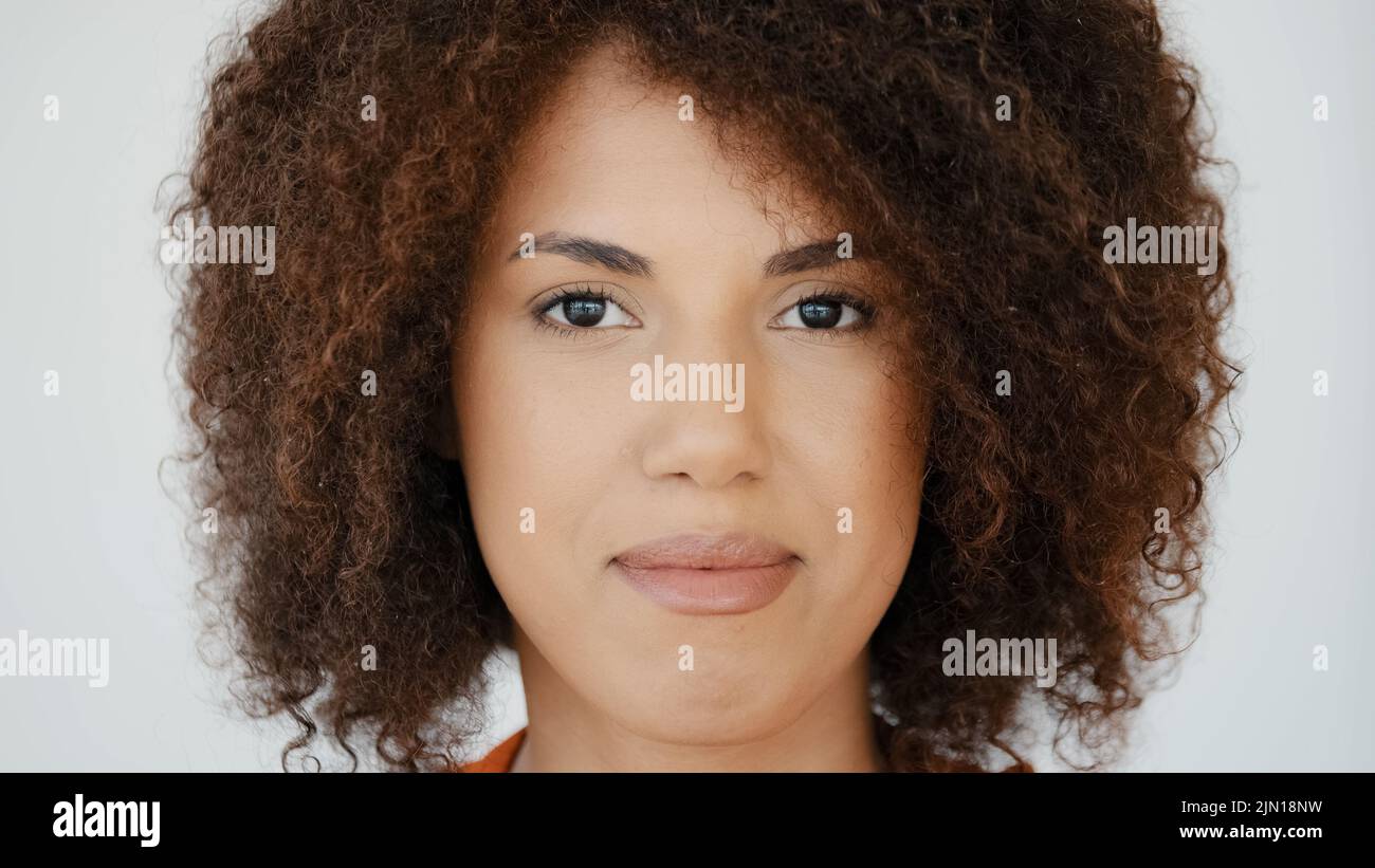 Très gros plan de la tête femme sérieux calme visage avec une peau