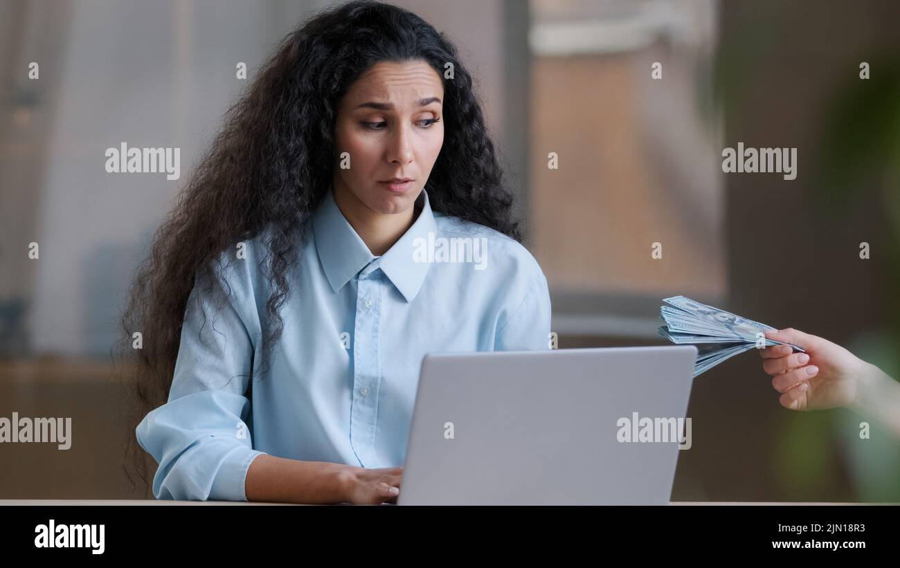 Contrarié femme d'affaires arabe inquiet travailleur exécutif fille hispanique freelancer travail en ligne sur ordinateur déçu par le problème financier inconnu Banque D'Images